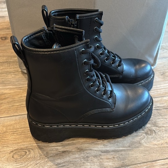 Steve Madden Black Lace-Up Ankle Boots Size 6 - Picture 3 of 7